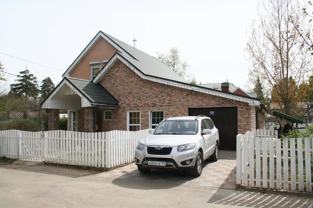 Кирпичный дом на участке, фото 1