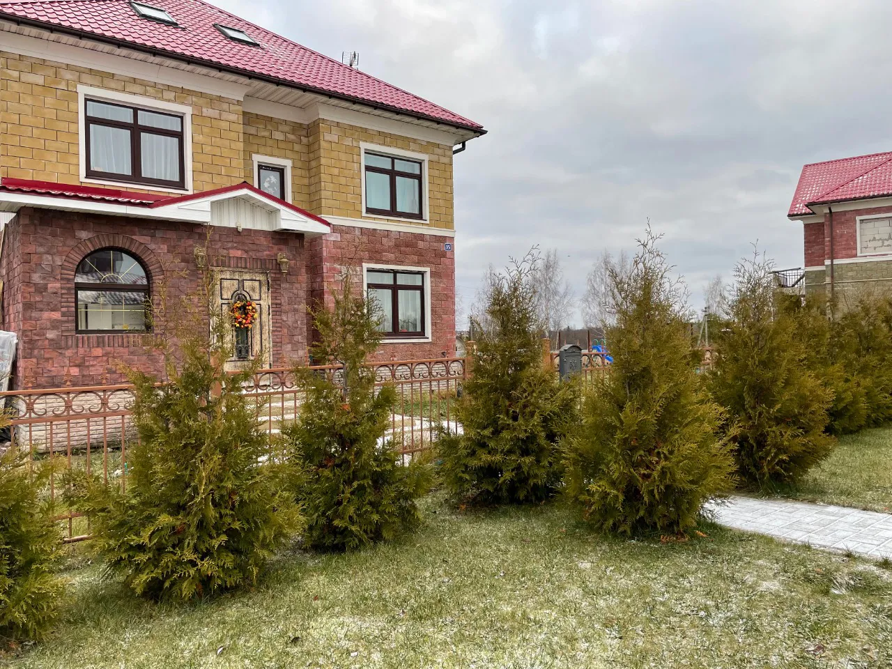 Дом с неоновой лентой, фото 3