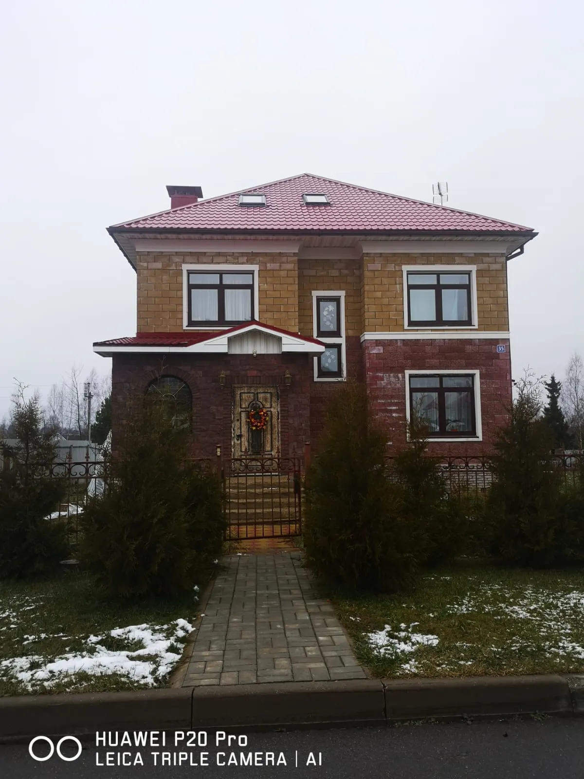 Дом с неоновой лентой, фото 17