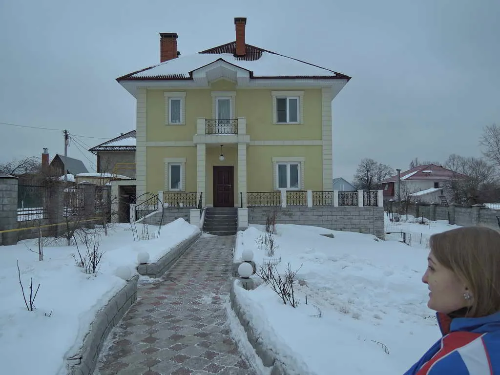 Желтый дом с балконом, фото 3