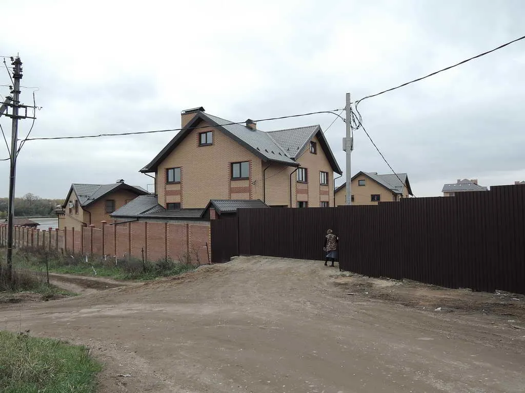 Рыжекирпичный дом у озера, фото 1