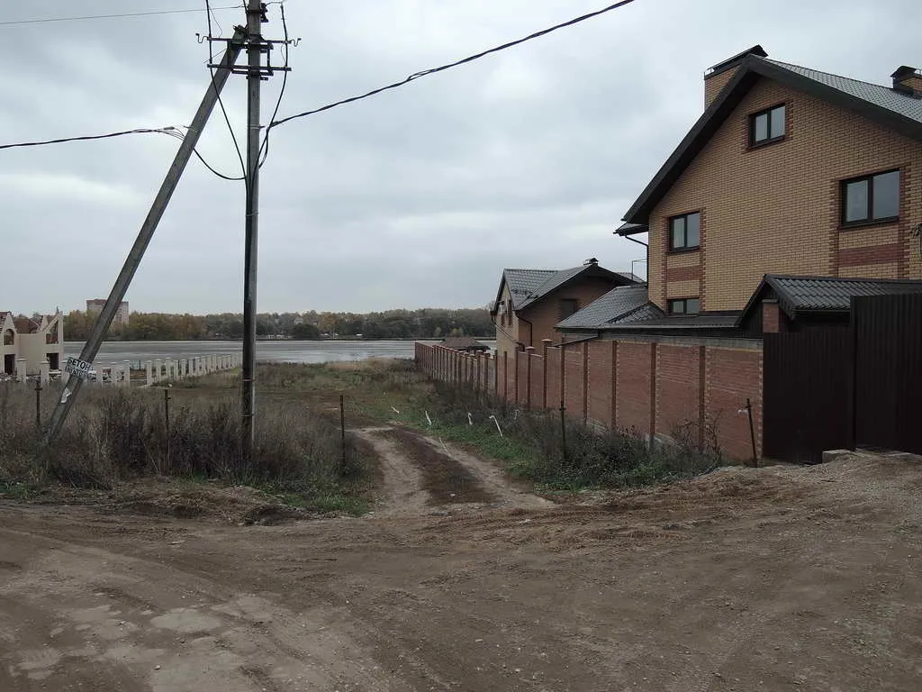 Рыжекирпичный дом у озера, фото 2
