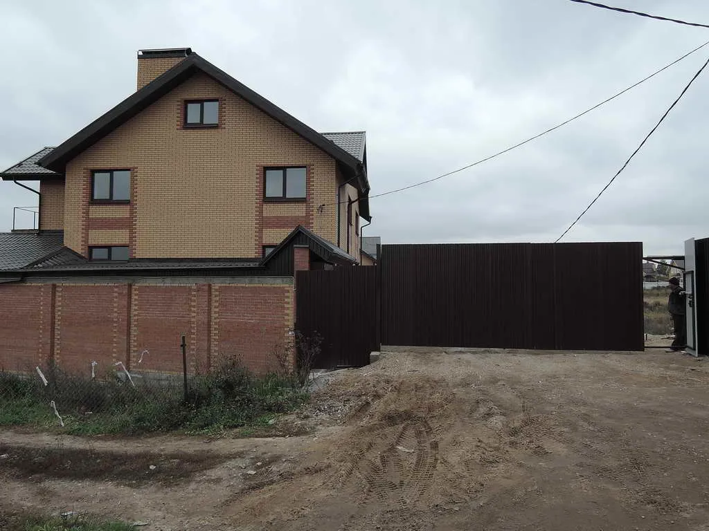 Рыжекирпичный дом у озера, фото 3