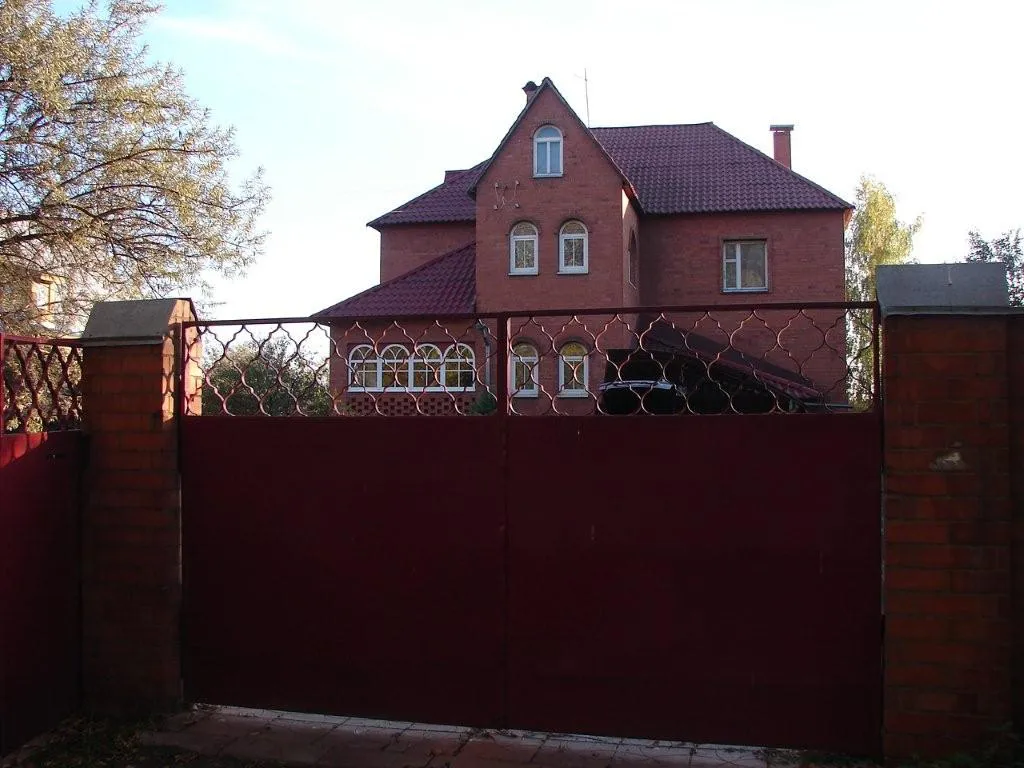 Кирпичный дом с беседкой, фото 1