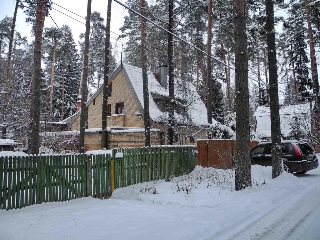 Кирпичная дача в лесу, фото 1