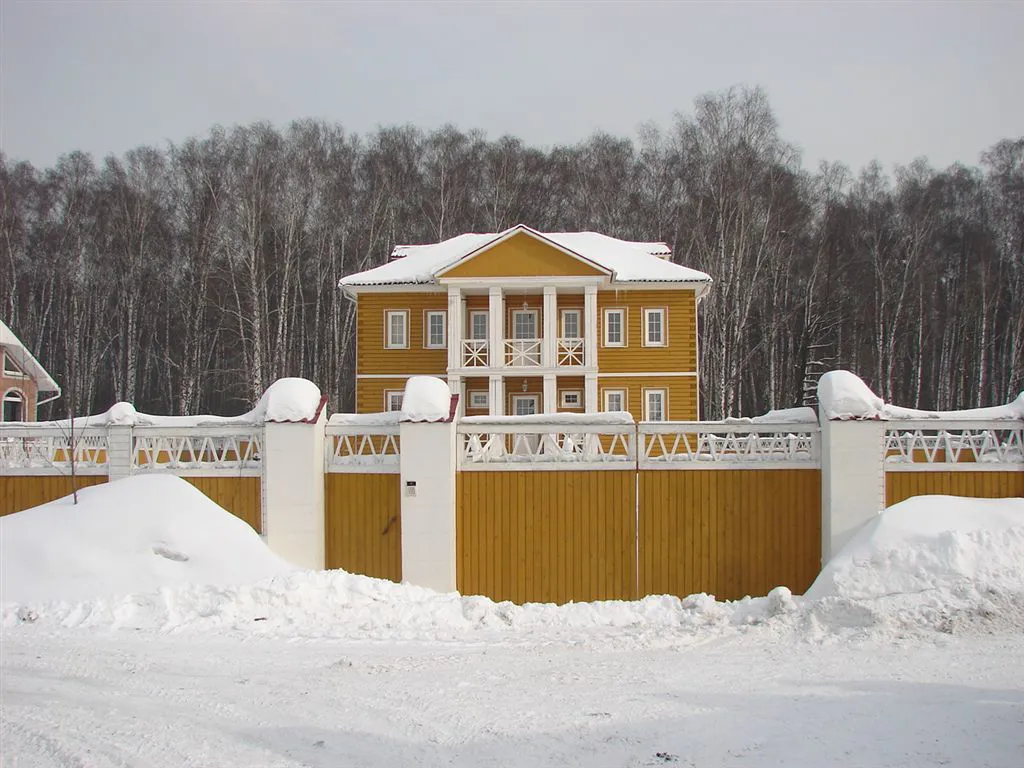 Желтая дача в лесу, фото 1