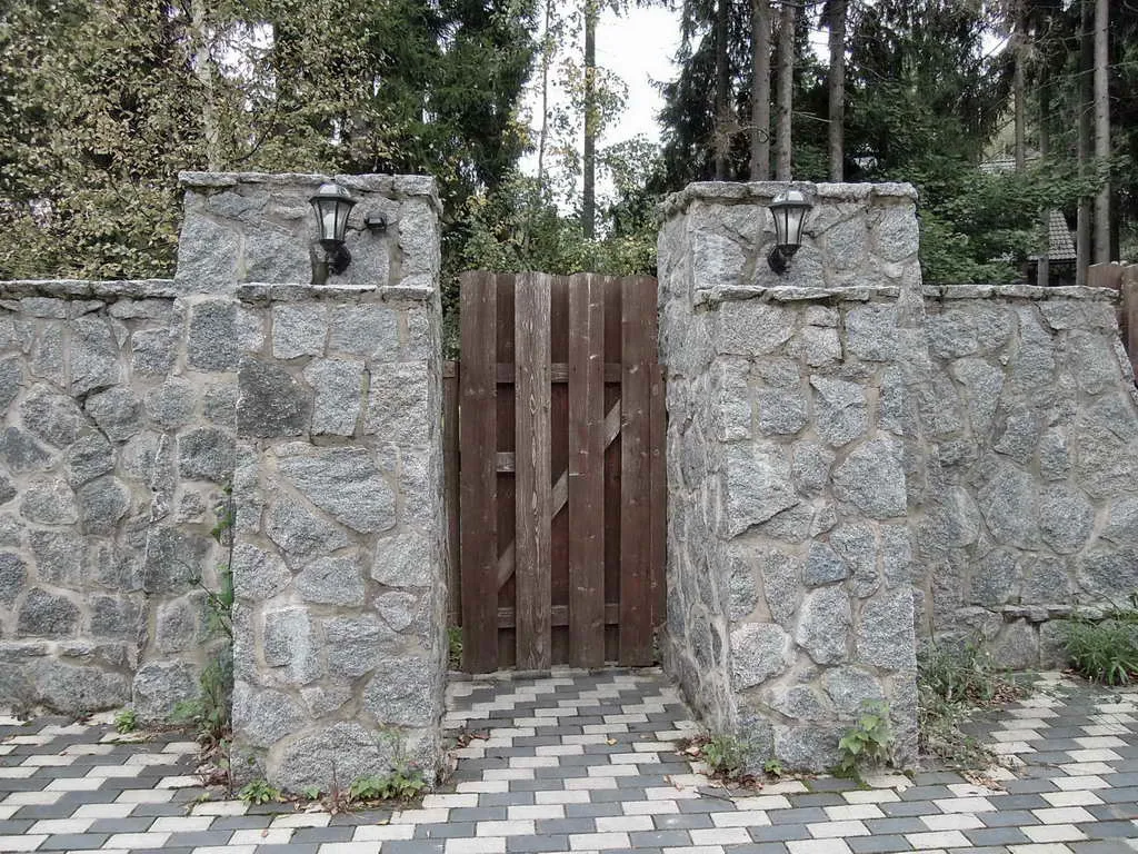 Каменные ворота в лесу, фото 3