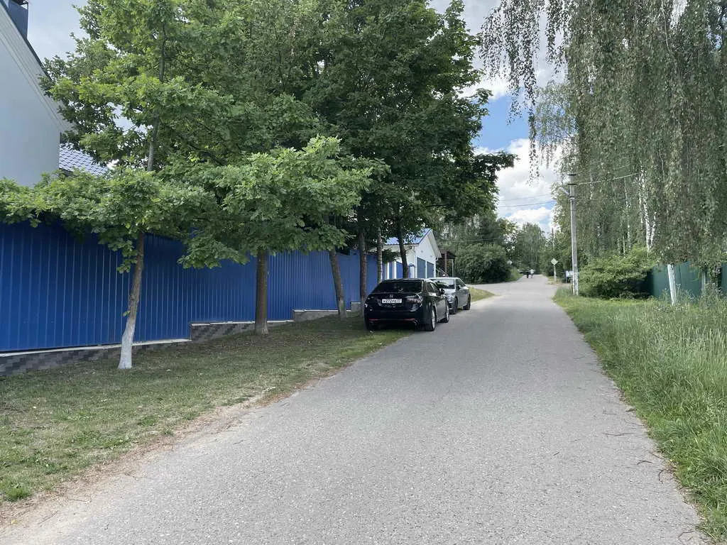 Белый дом с синим забором, фото 1