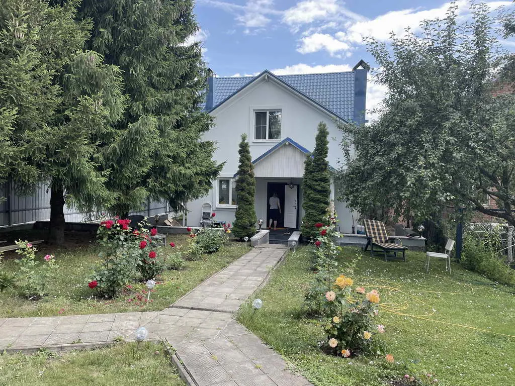 Белый дом с синим забором, фото 9