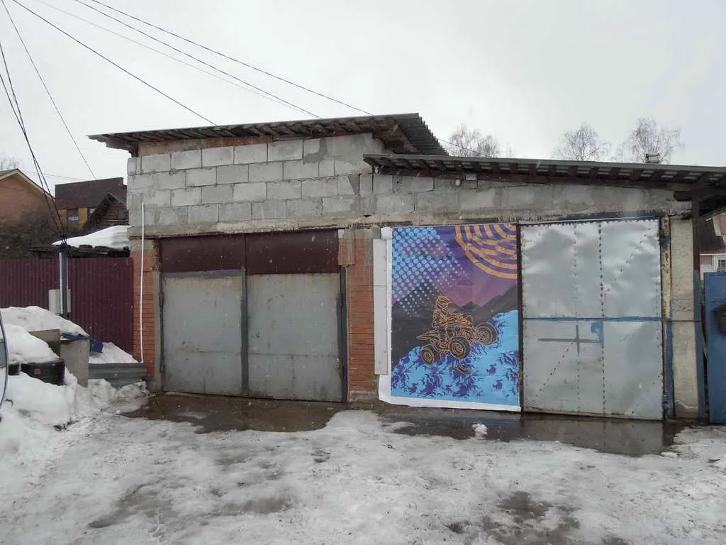Ряд гаражей с граффити, фото 3