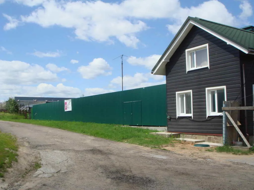 Загородный дом с зелёной крышей, фото 1