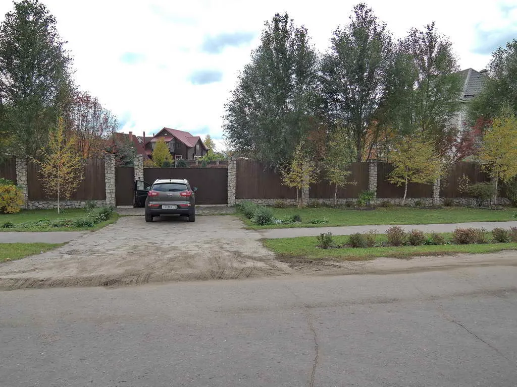 Большой дом с ивой и беседкой, фото 1
