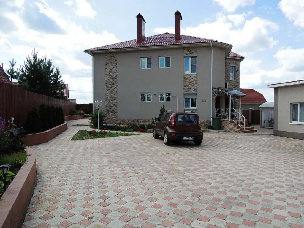 Каменный дом с двором, фото 1