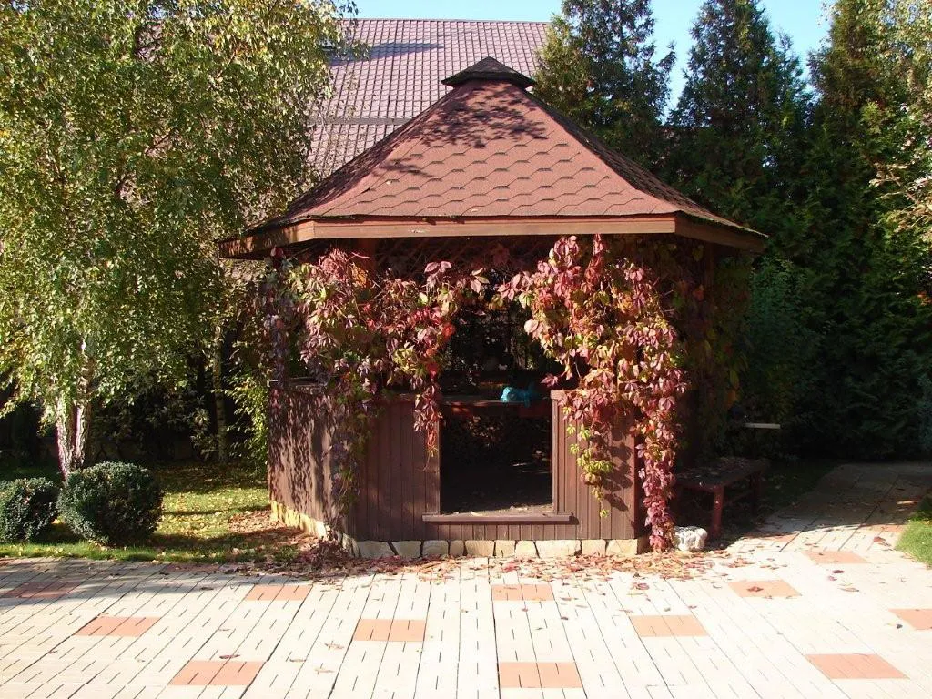 Бежевый дом с елью, фото 10