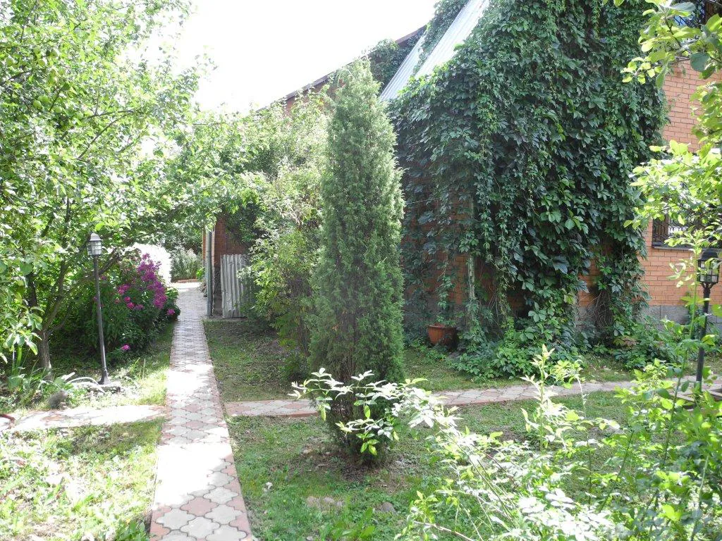Кирпичная дача в зелени, фото 16