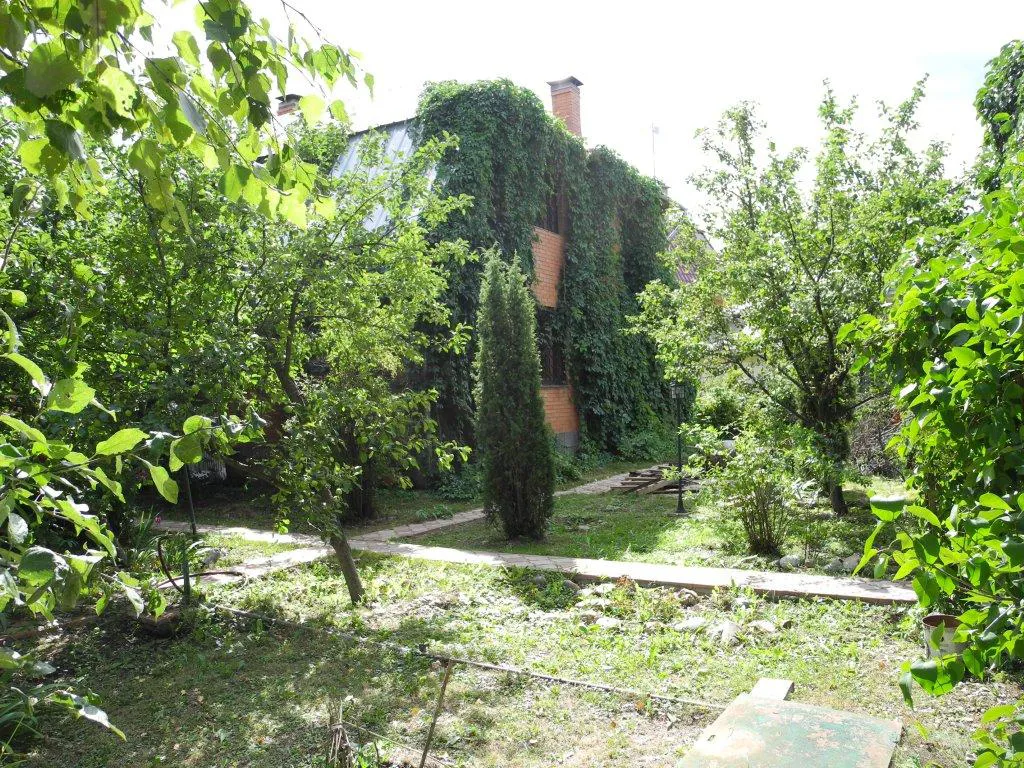 Кирпичная дача в зелени, фото 13
