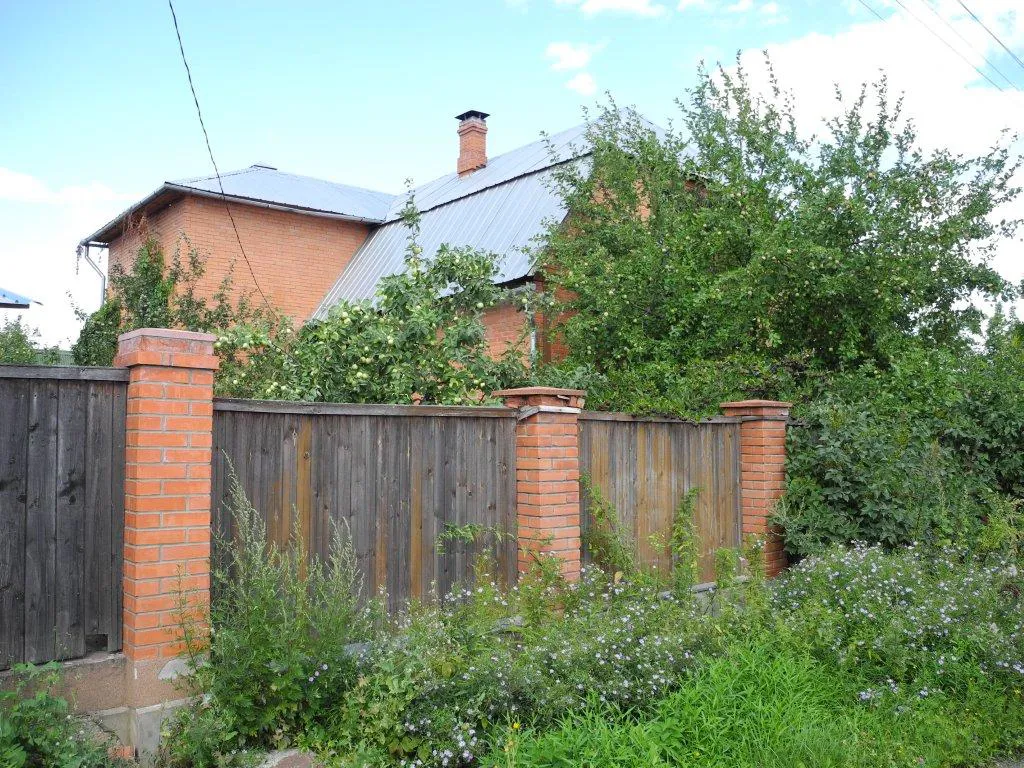 Кирпичная дача в зелени, фото 1
