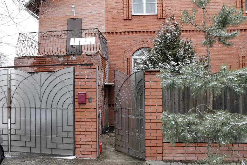 Кирпичный дом зимой, фото 2