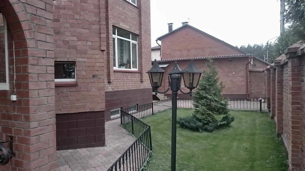 Дом с кирпичным забором, фото 9