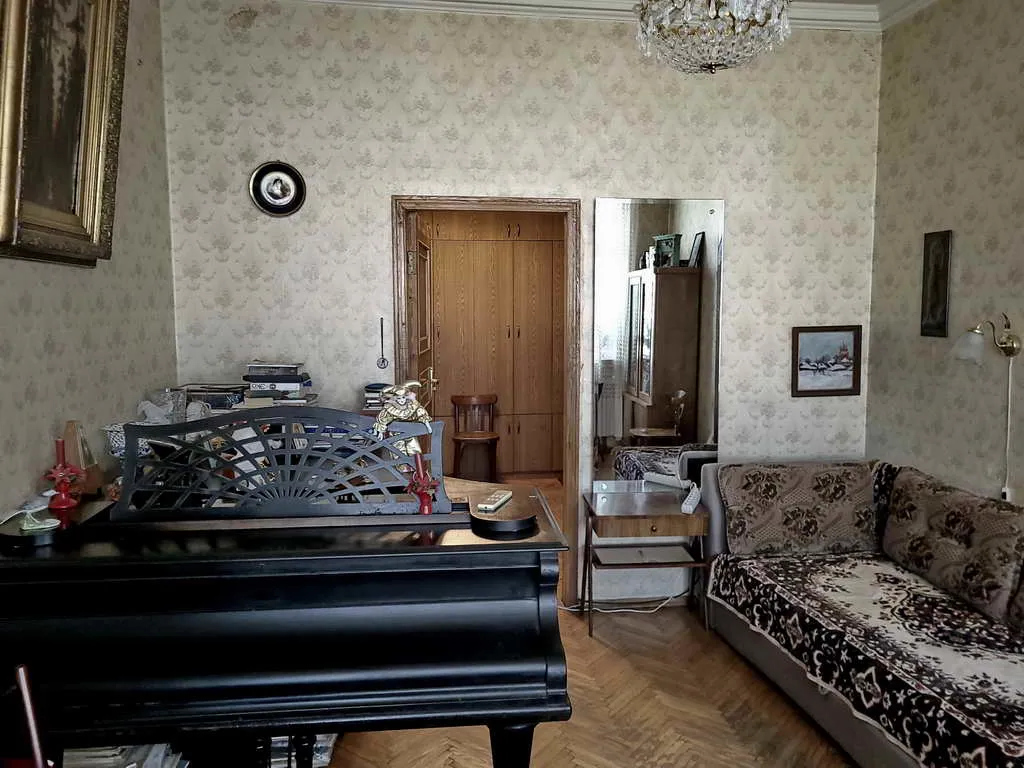Сталинка с паркетом и книгами, фото 18