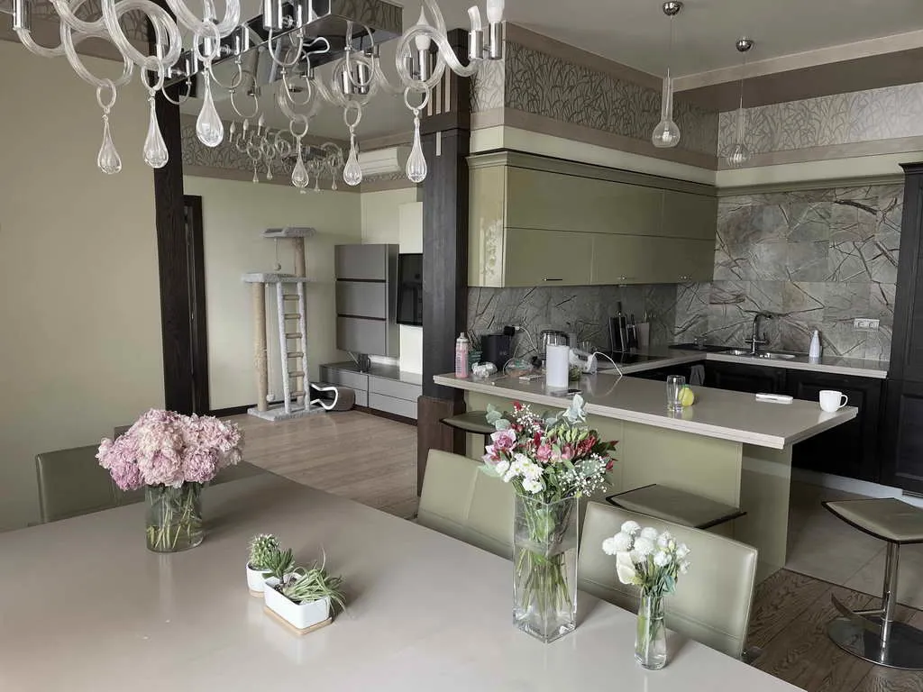 Квартира с подиумом и цветами, фото 13