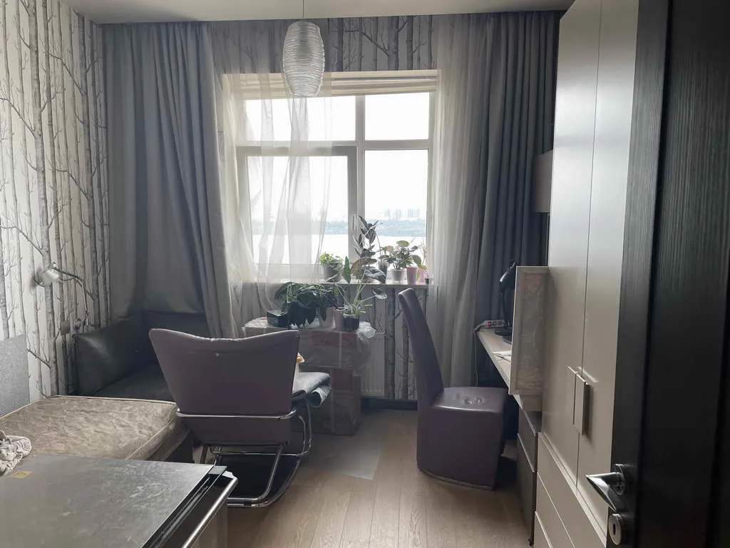 Квартира с подиумом и цветами, фото 21