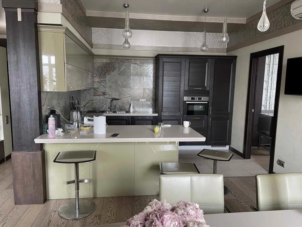 Квартира с подиумом и цветами, фото 11
