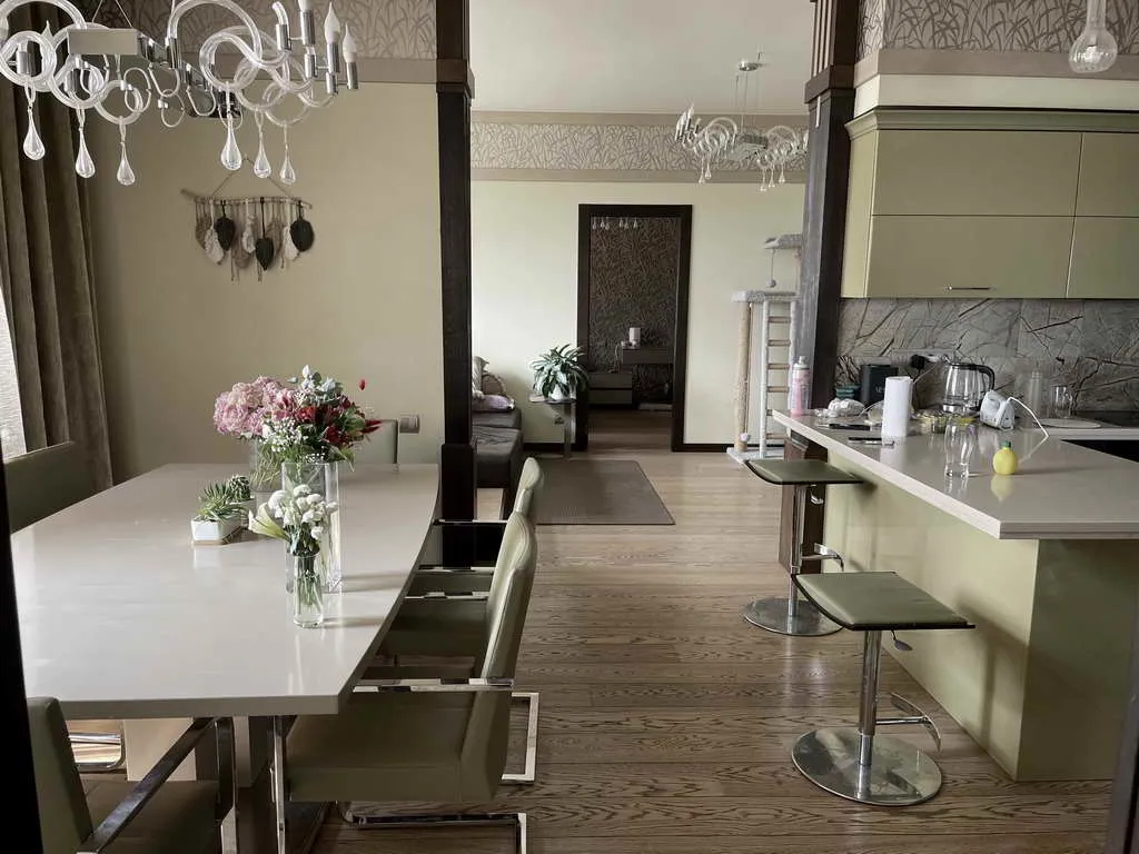 Квартира с подиумом и цветами, фото 19