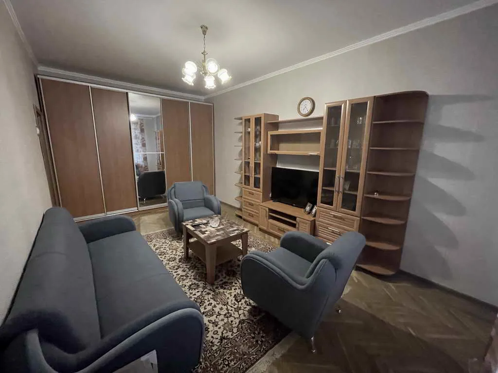 Хрущёвка с видом на деревья, фото 13
