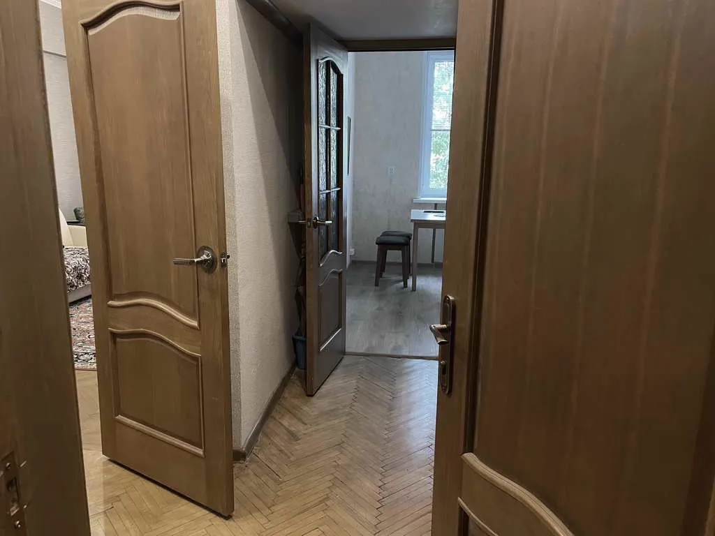Хрущёвка с видом на деревья, фото 1