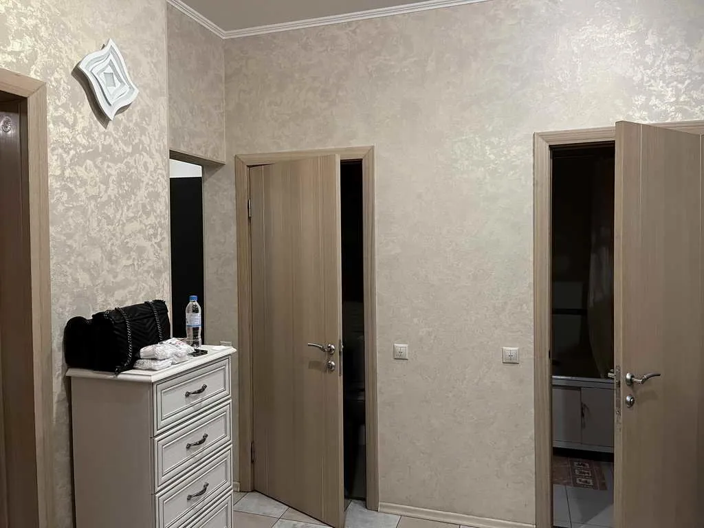 Квартира с темным диваном, фото 13