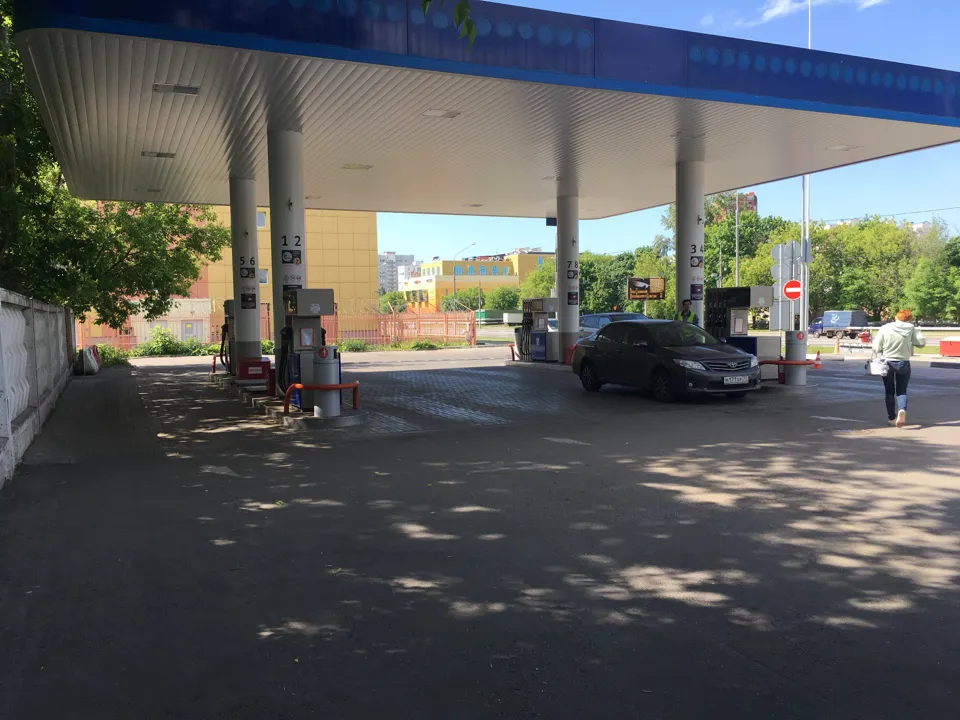Современная АЗС с магазином, фото 19