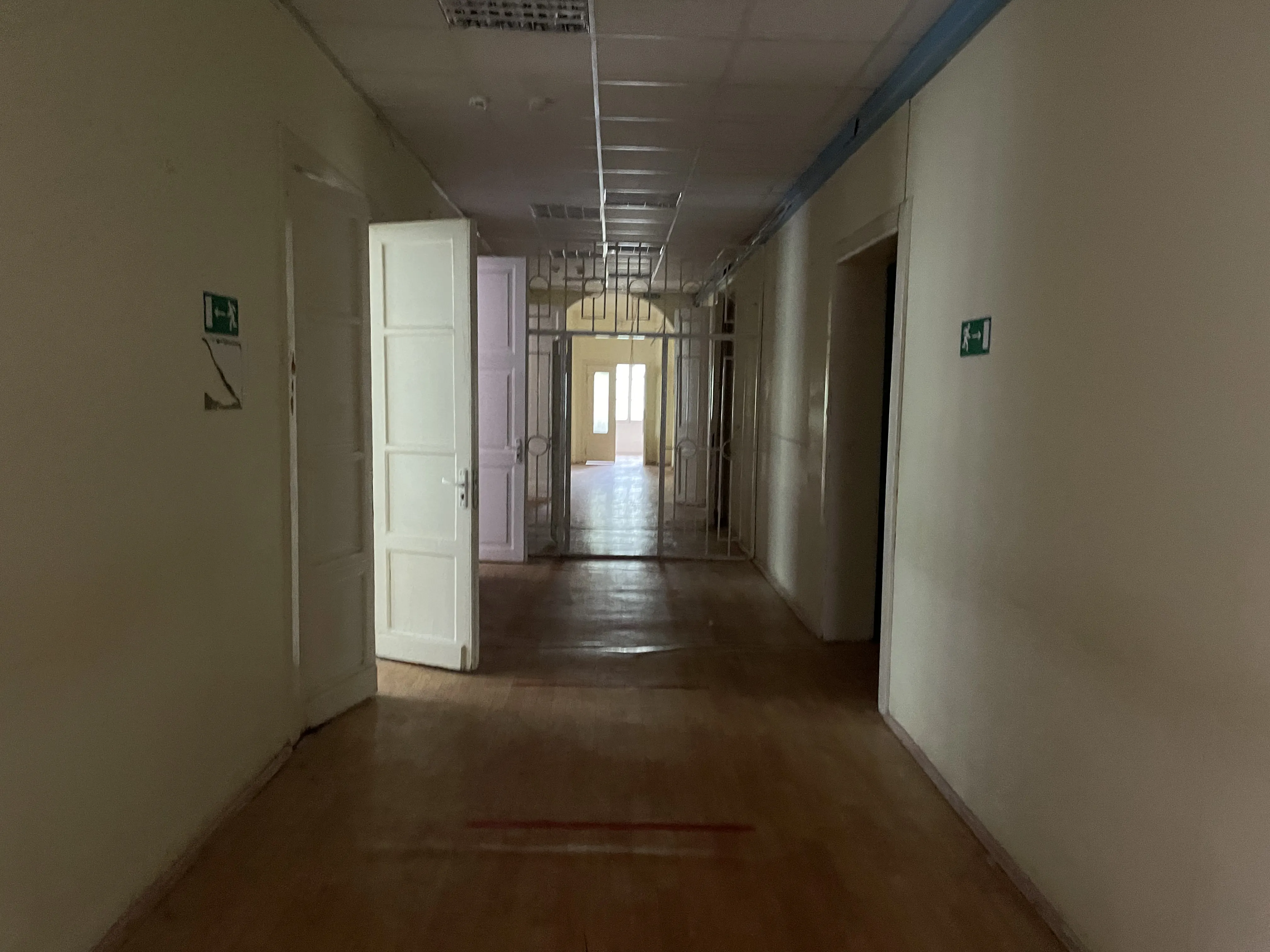 Пустой офис с окнами, фото 11