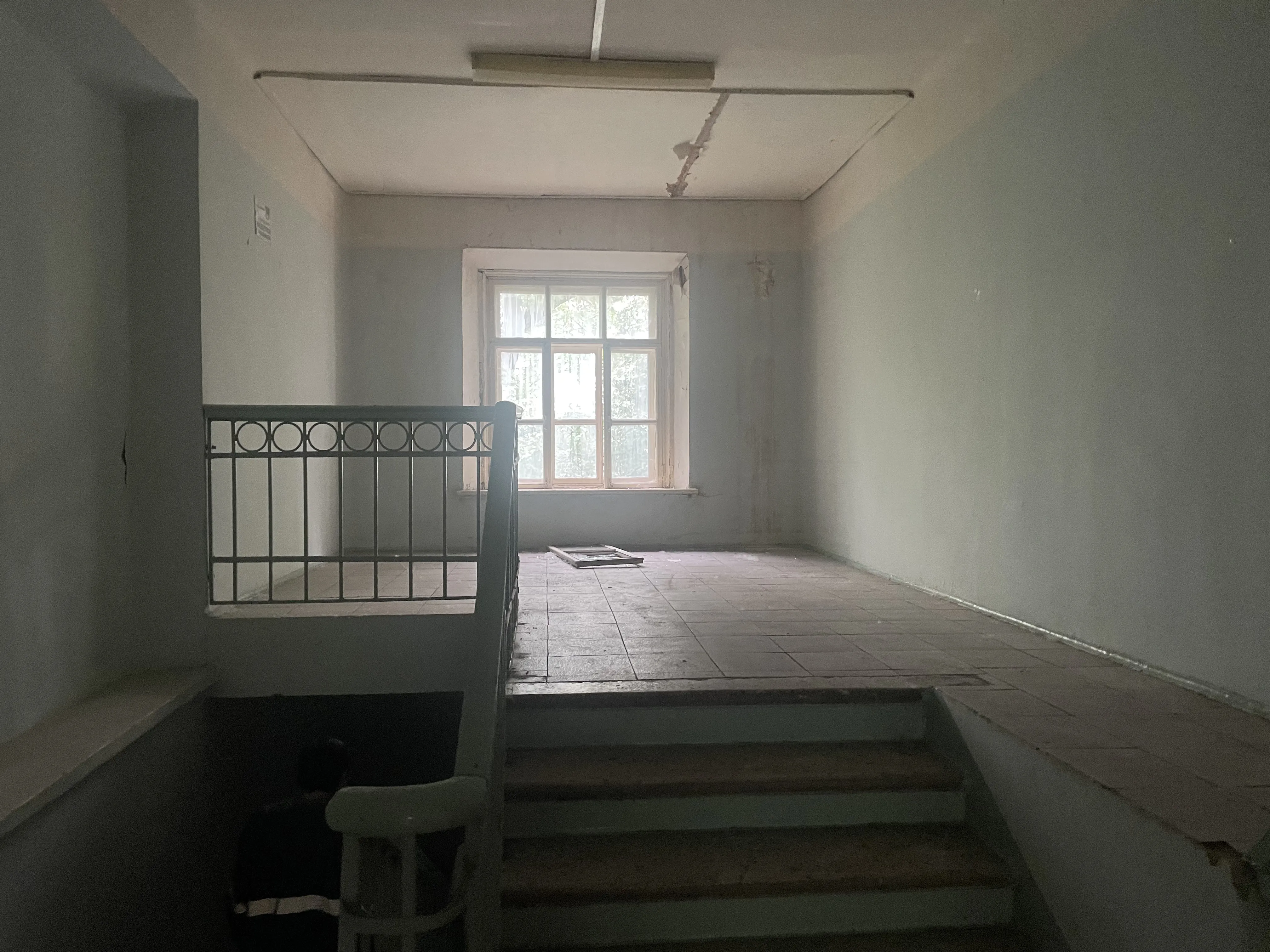 Пустой офис с окнами, фото 23