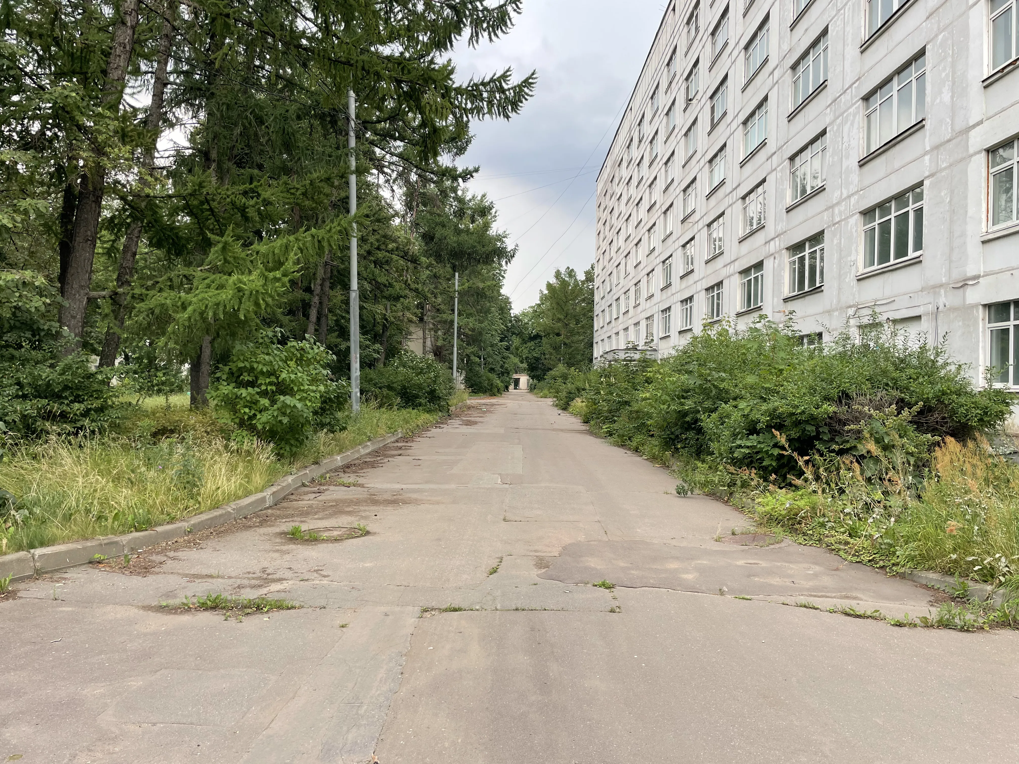 Заброшенный завод с трубой, фото 18