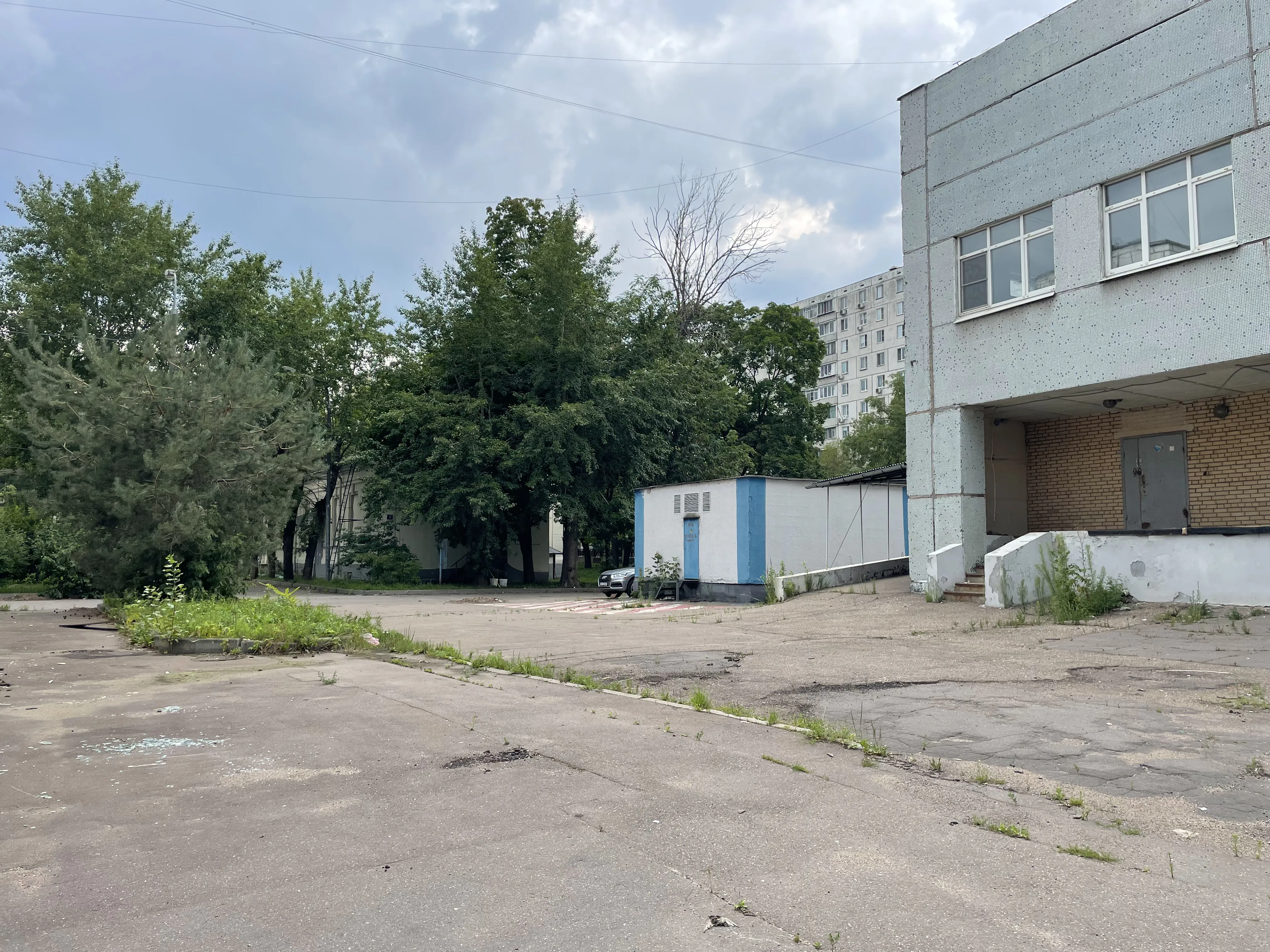 Заброшенный завод с трубой, фото 12