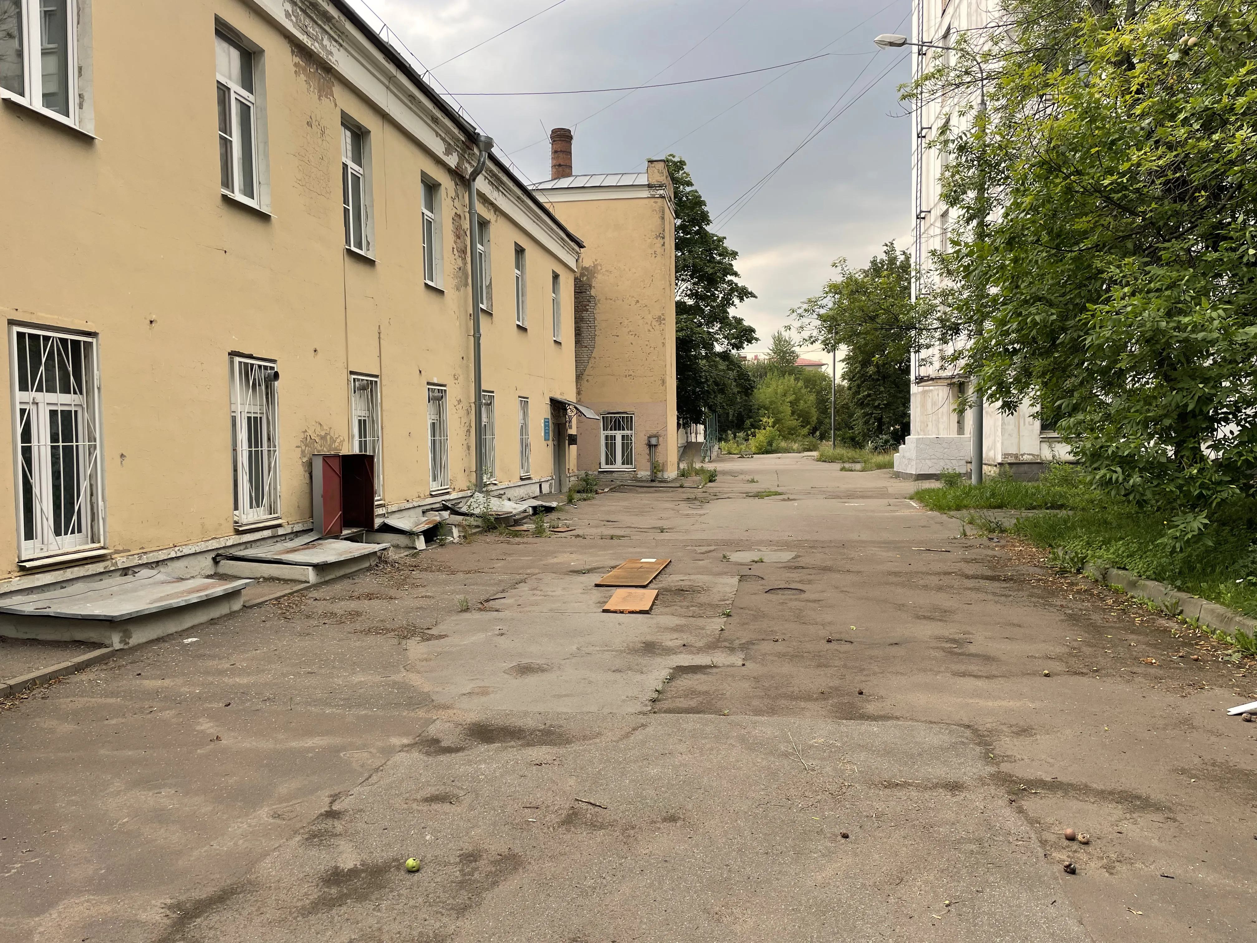Заброшенный завод с трубой, фото 23
