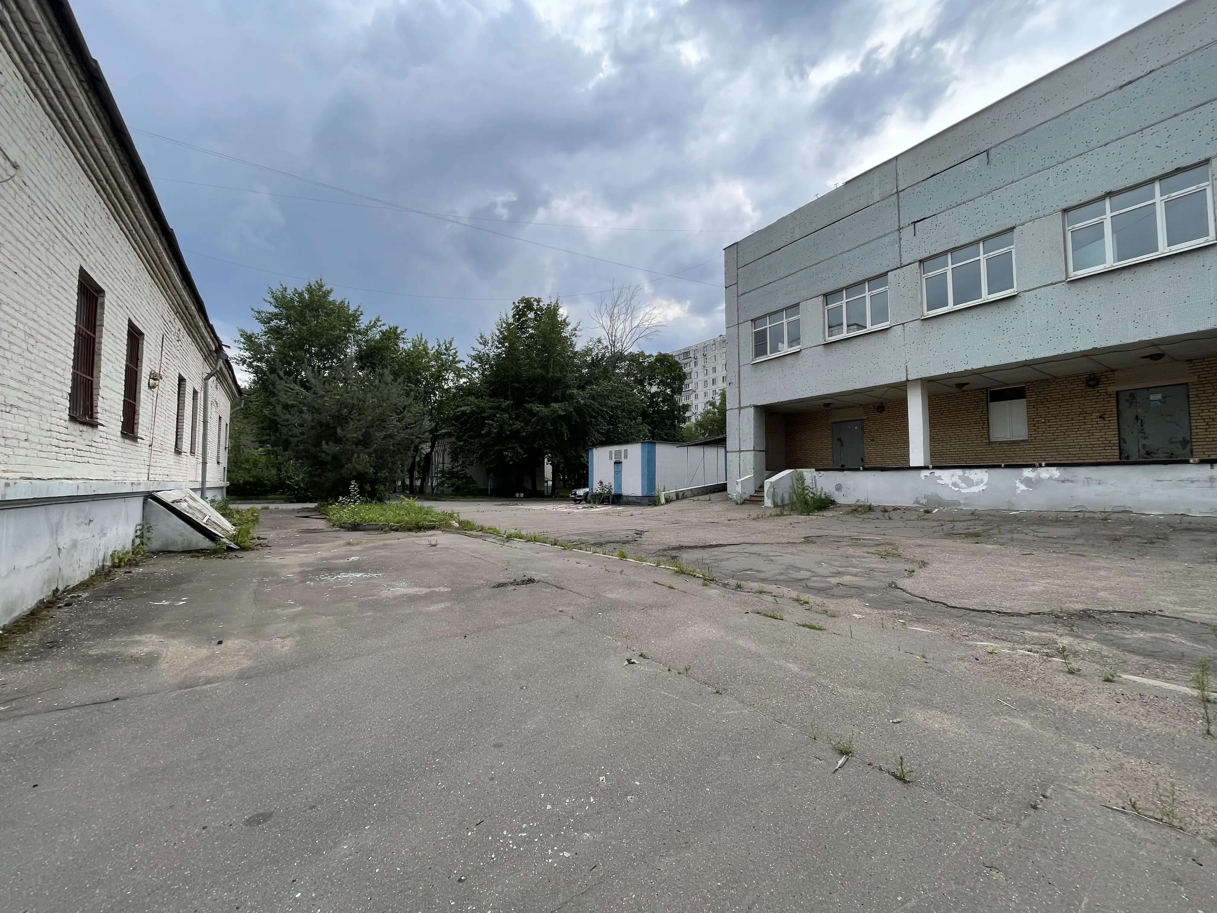 Заброшенный завод с трубой, фото 11
