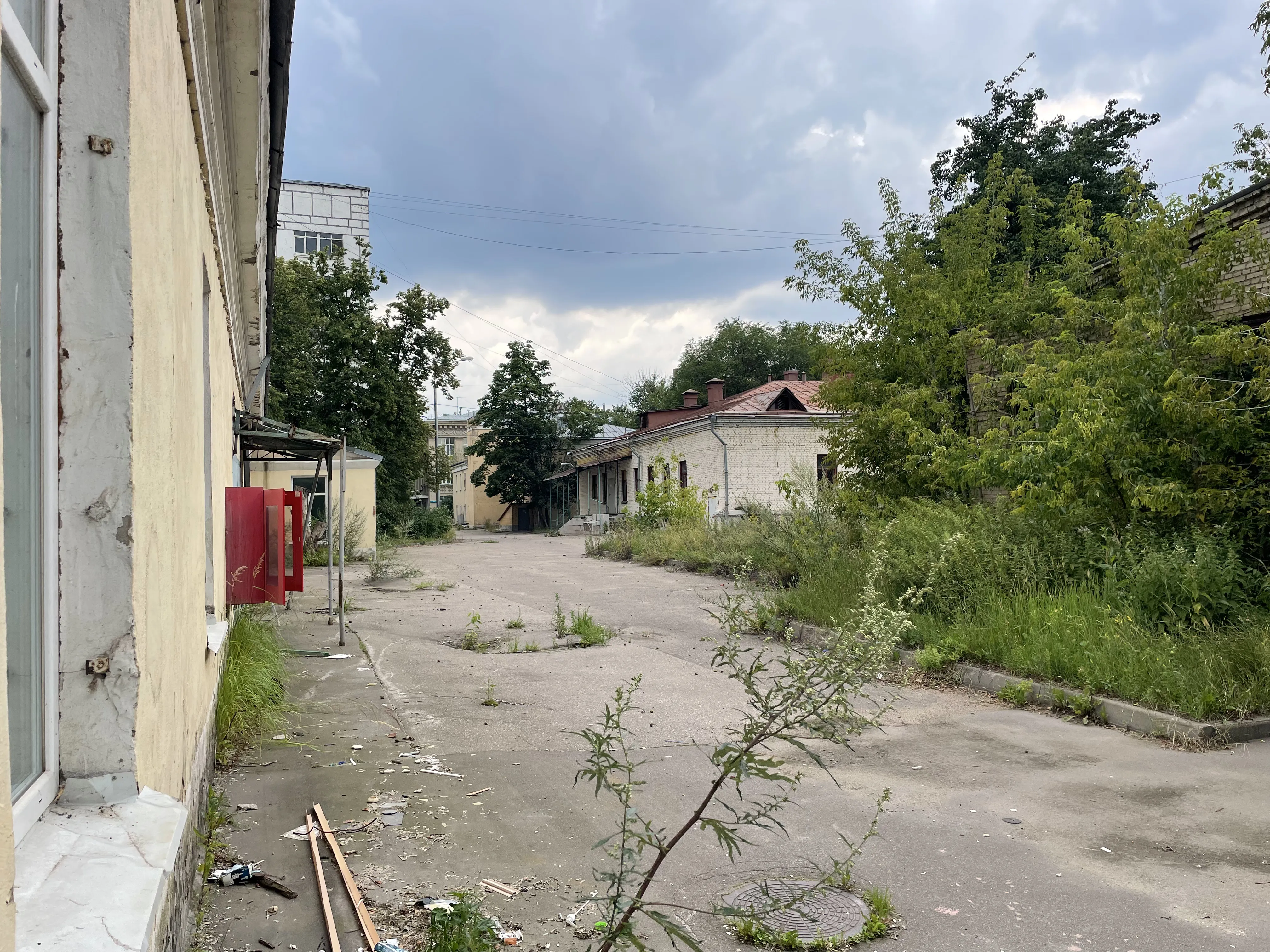 Заброшенный завод с трубой, фото 16