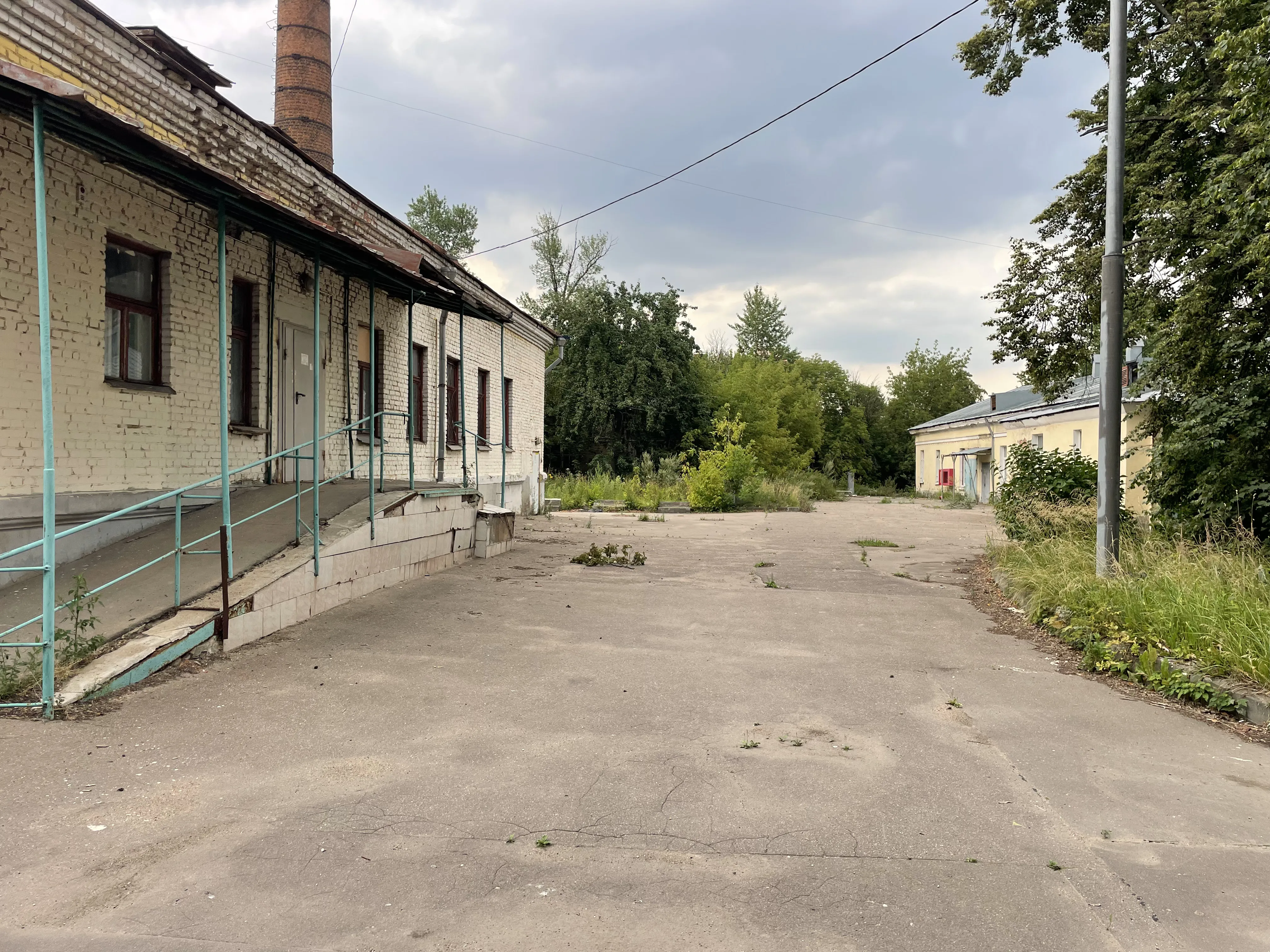 Заброшенный завод с трубой, фото 19
