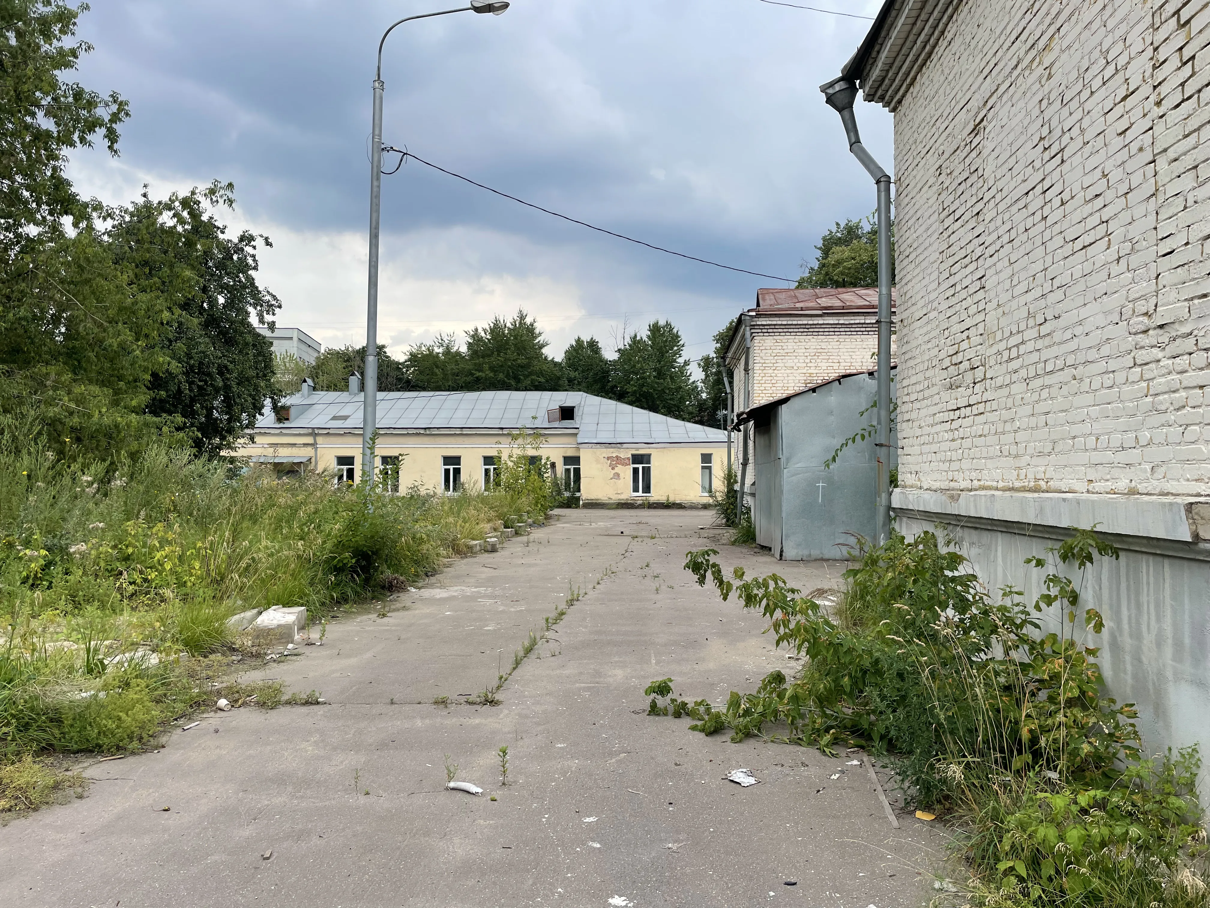 Заброшенный завод с трубой, фото 9