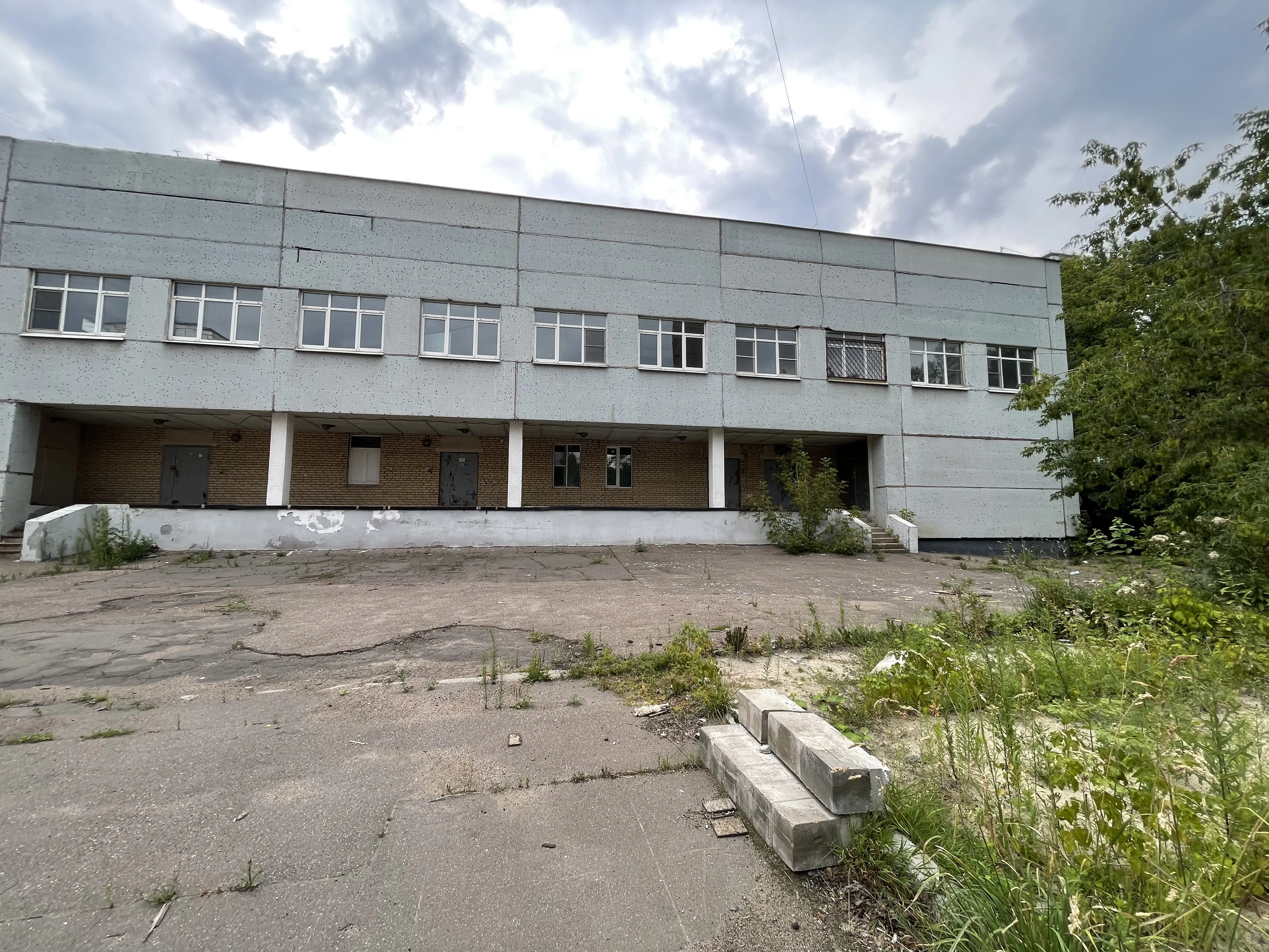 Заброшенный завод с трубой, фото 10