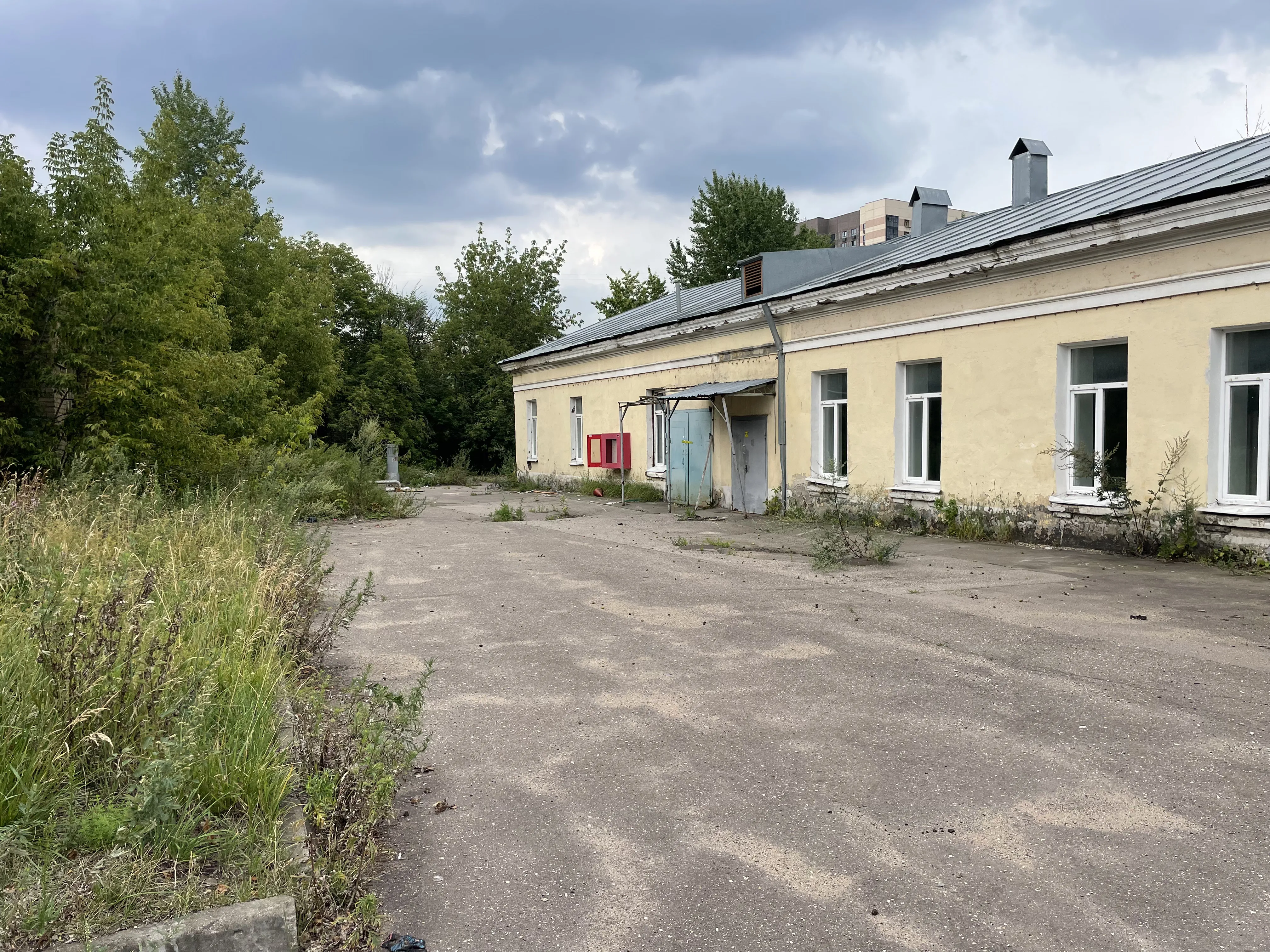 Заброшенный завод с трубой, фото 15