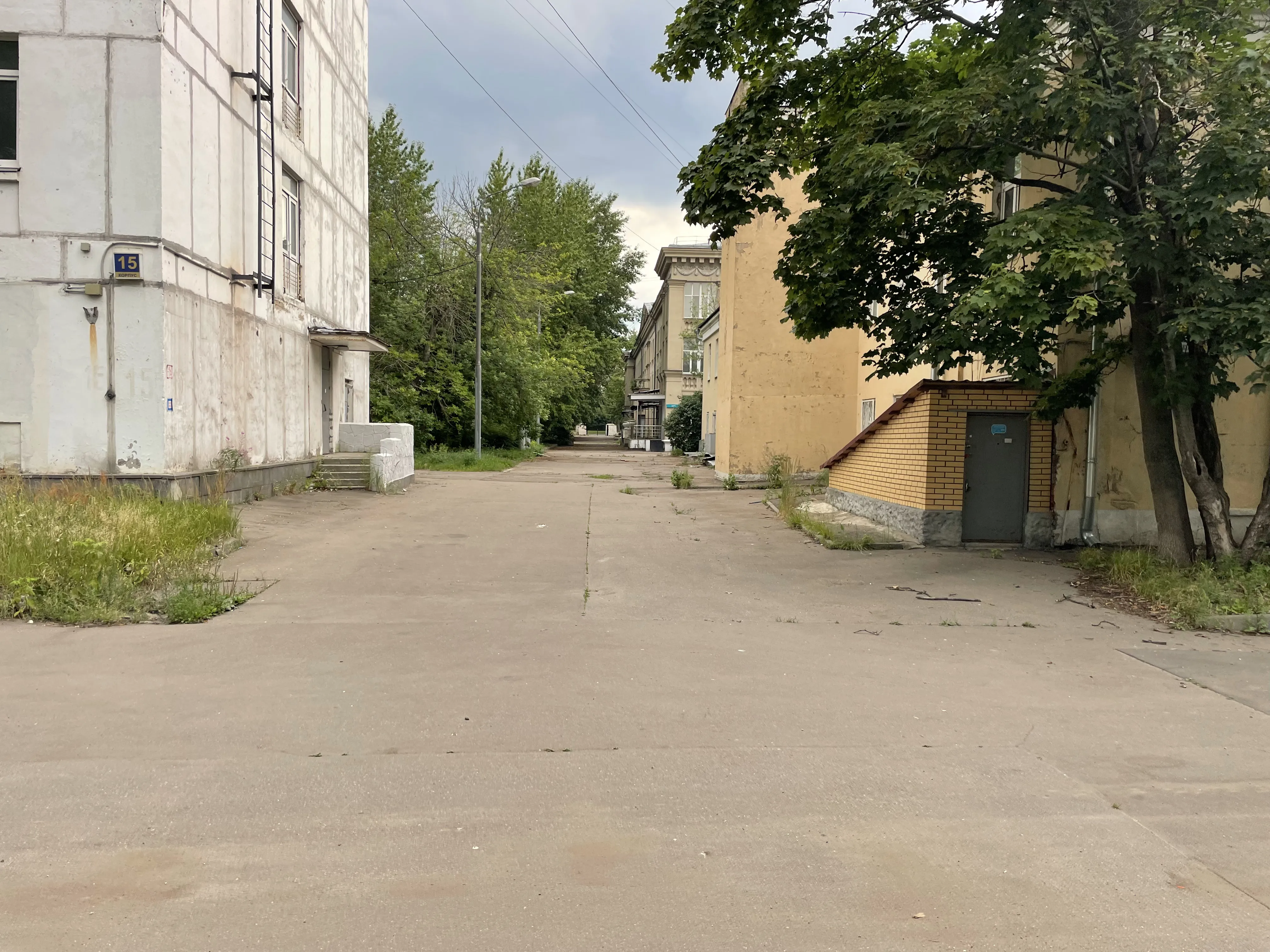 Заброшенный завод с трубой, фото 17