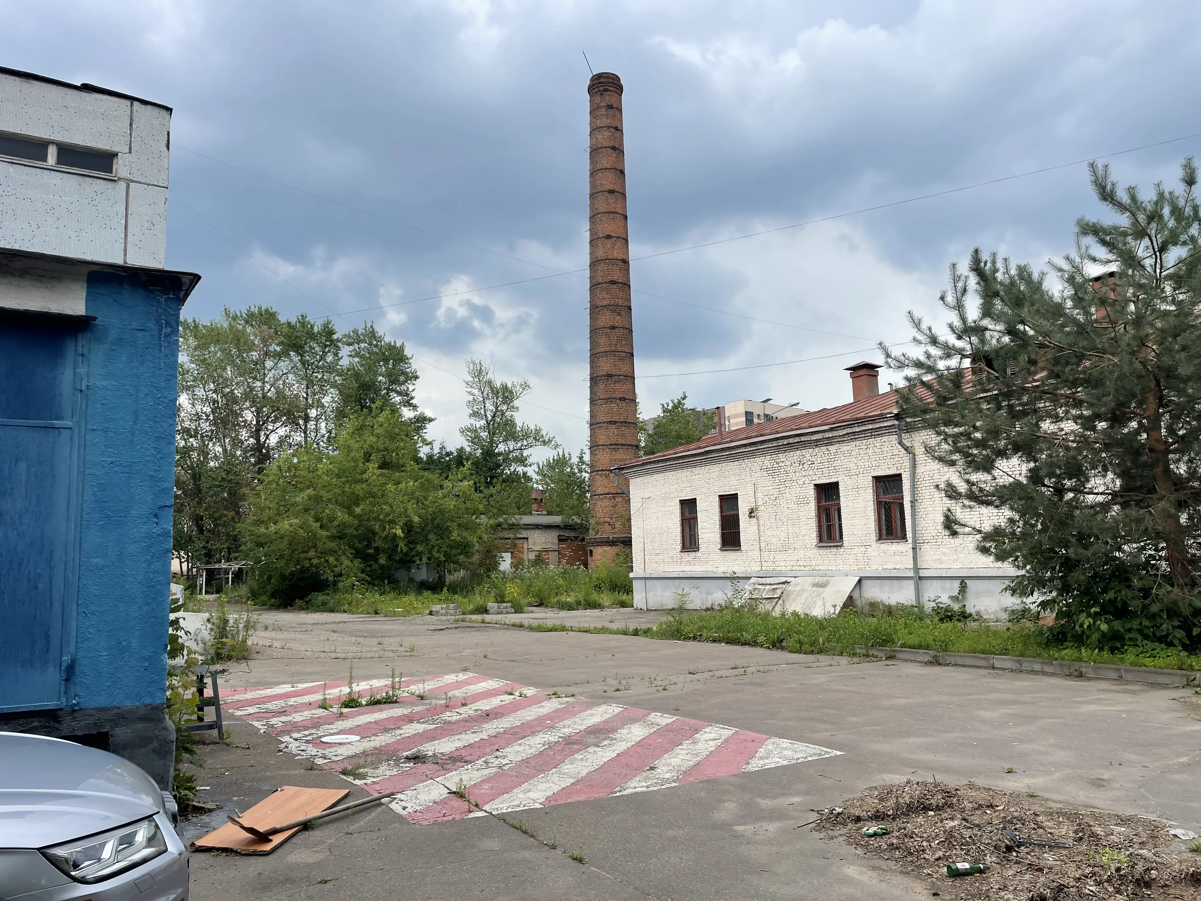 Заброшенный завод с трубой, фото 6
