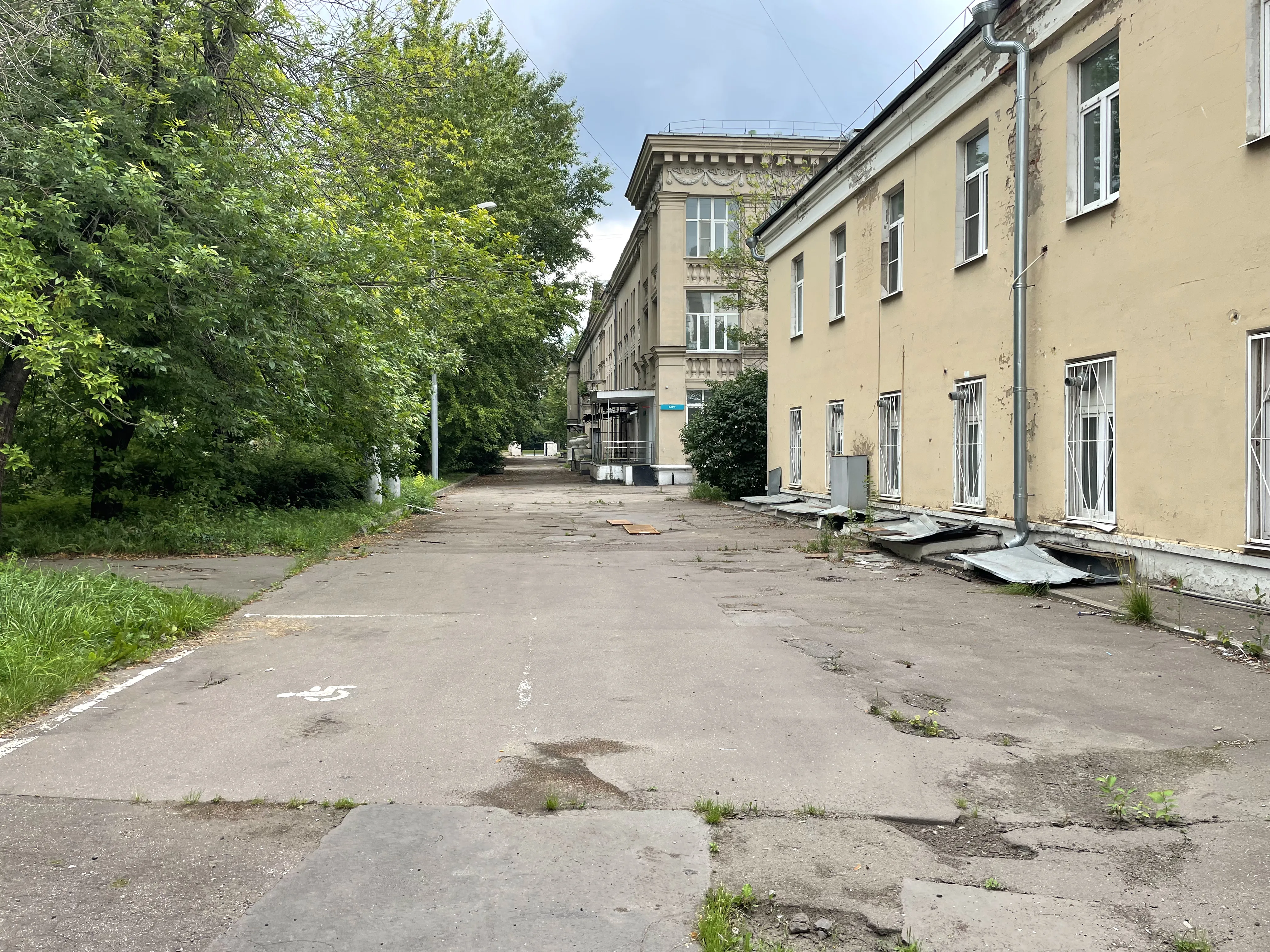 Заброшенный завод с трубой, фото 20
