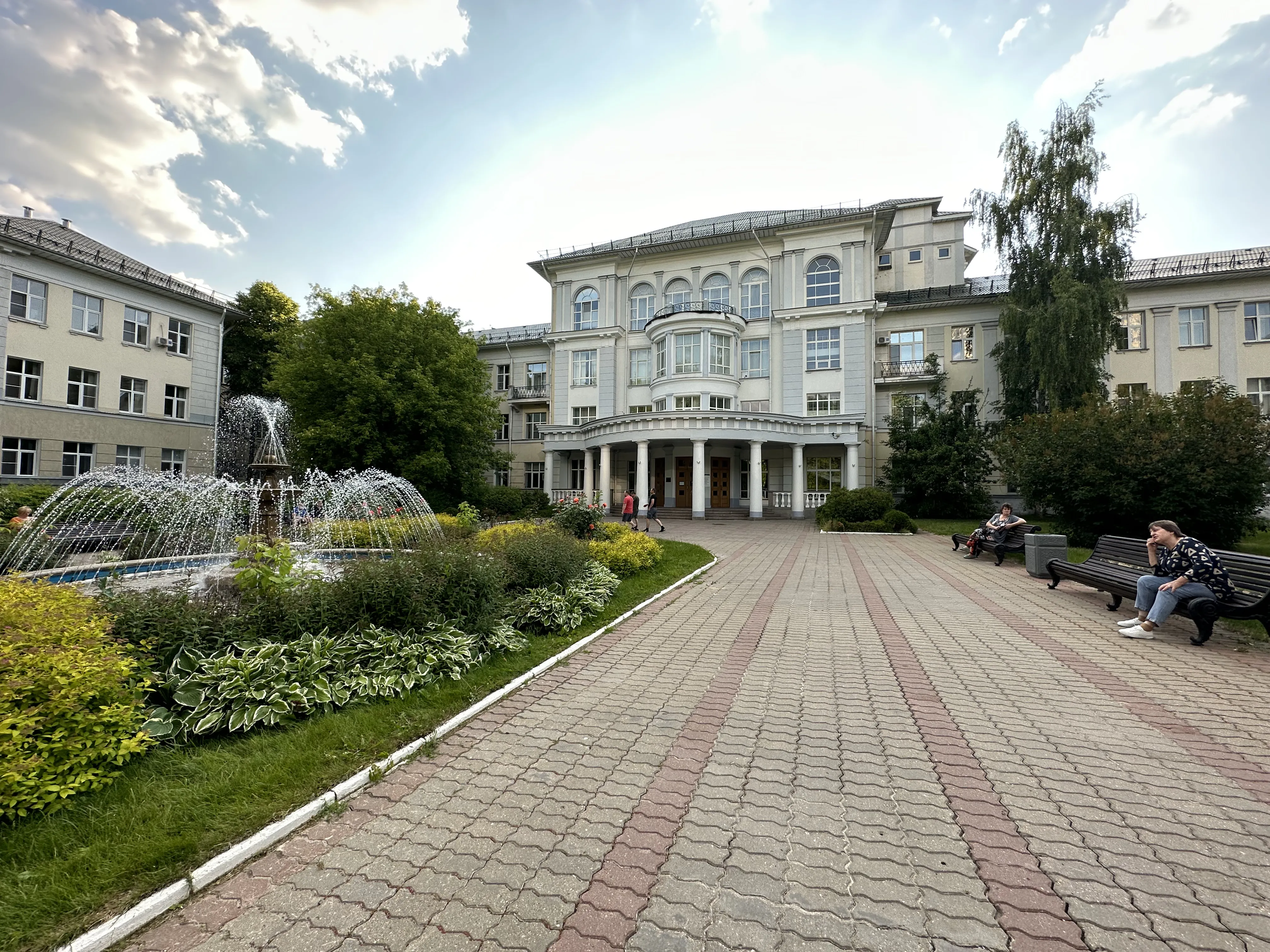 Парадный фасад-ротонда у фонтана, фото 3