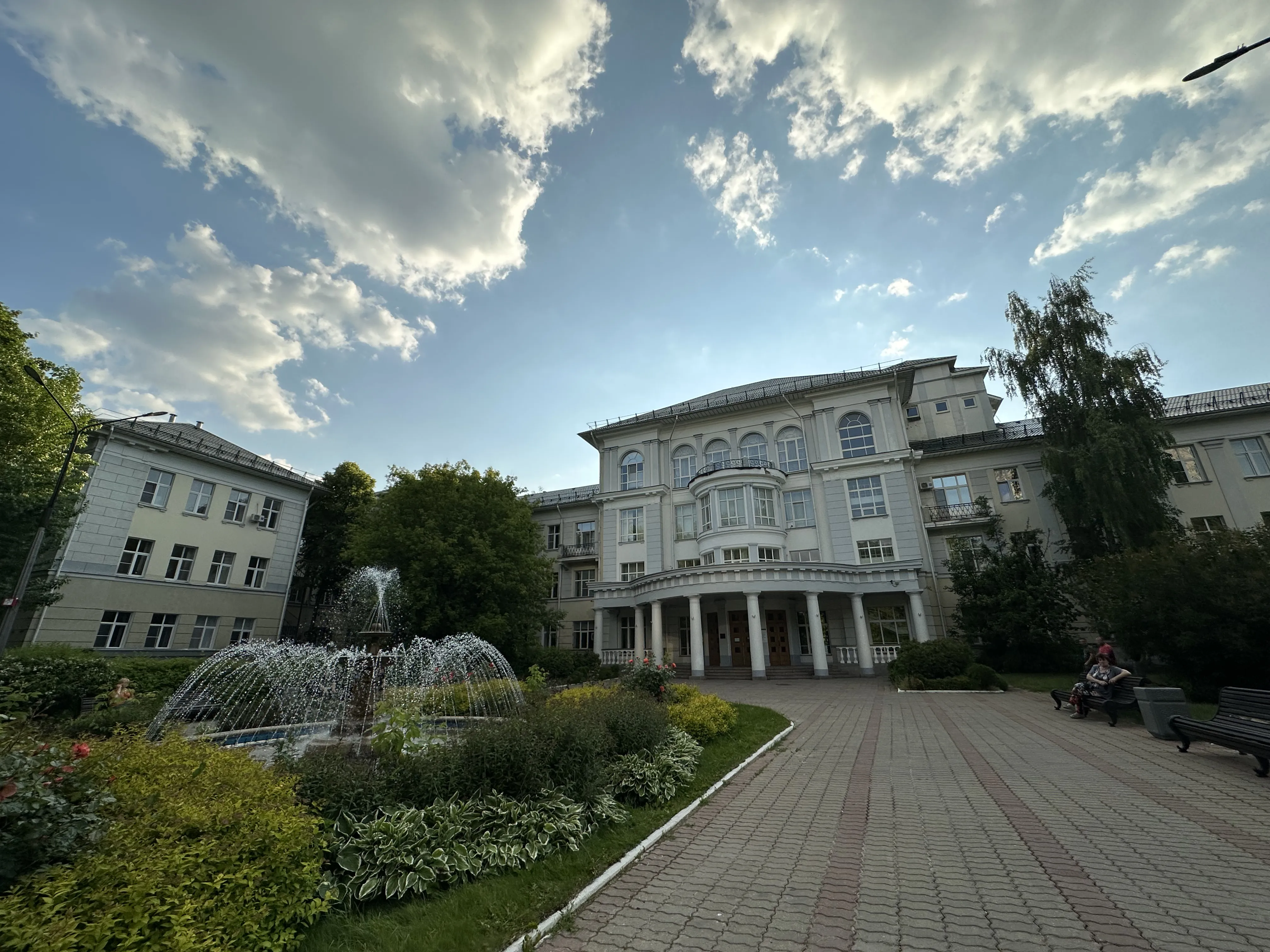 Парадный фасад-ротонда у фонтана, фото 1