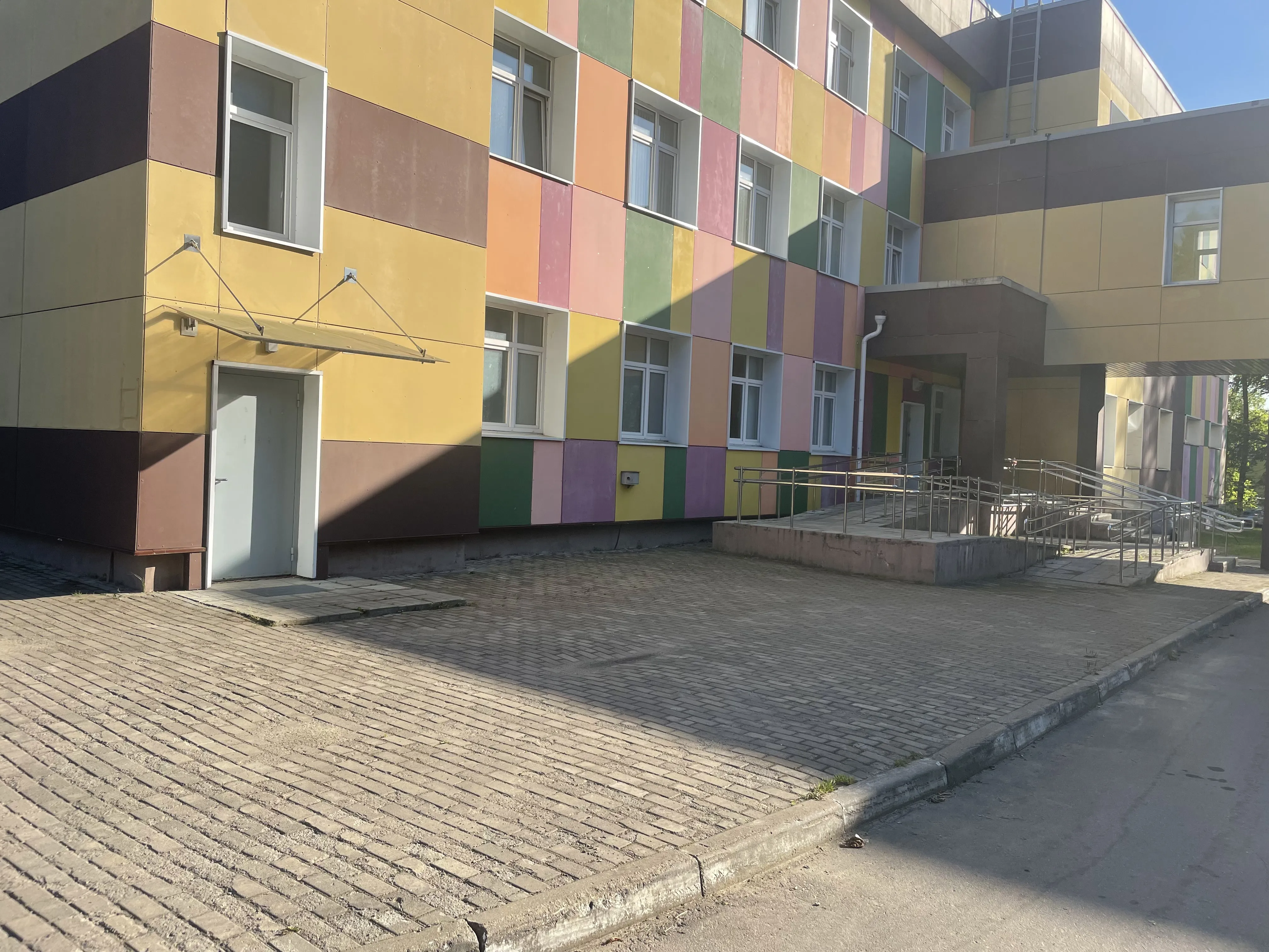 Университет в цветном здании, фото 1
