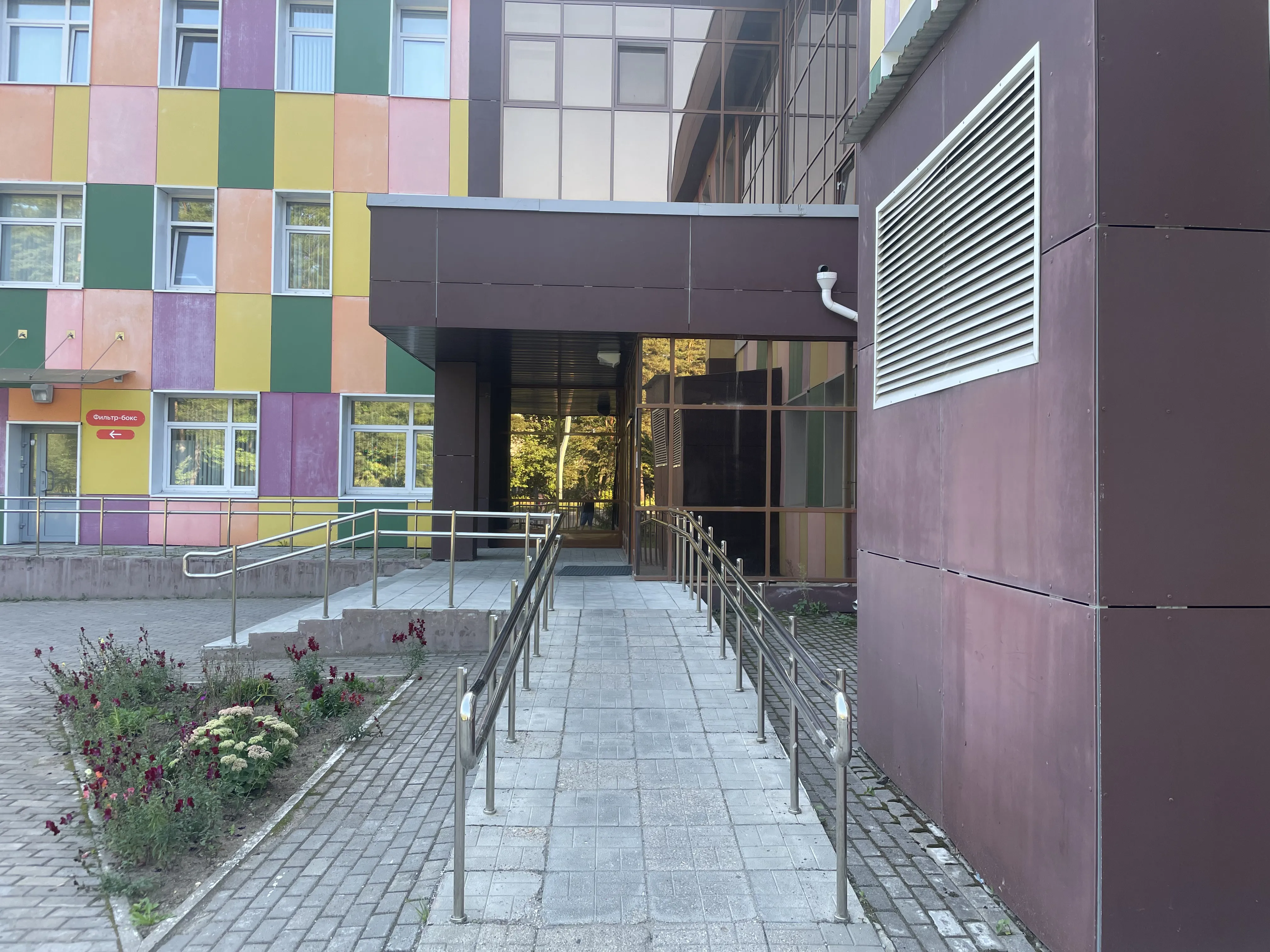 Университет в цветном здании, фото 2